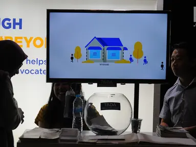 Pengunjung mengunjungi salah satu stan pameran ivent Mekari di Jakarta, Kamis (25/4). Bank Mandiri berharap dapat memperkuat kapasitas UKM dalam mengembangkan bisnis melalui pemanfaatan teknologi digital. (Liputan6.com/Angga Yuniar)