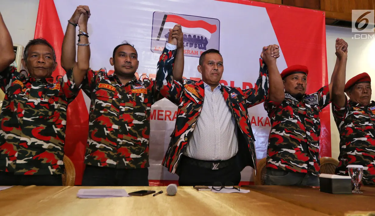 Ketua Markas Daerah Laskar Merah Putih (LMP) DKI Jakarta Agus Salim bersama anggota ormas Laskar Merah Putih DKI Jakarta Kurdi usai memberikan pernyataan sikap, di Jakarta, Senin (28/1). (Liputan6.com/Johan Tallo)