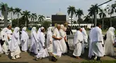 Sejumlah calon jamaah haji melaksanakan manasik haji di Asrama Haji Pondok Gede, Jakarta, Sabtu (20/4/2024). (Liputan6.com/Herman Zakharia)