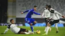The Foxes sukses meraih kemenangan dengan skor akhir 2-0 atas tuan rumah. (Glyn Kirk/Pool via AP)