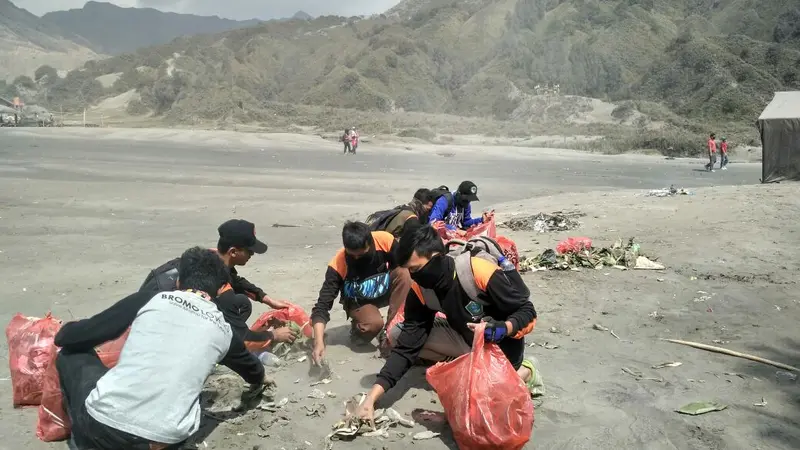 Sampah-Sampah Plastik Bertebaran di Kaldera Gunung Bromo 