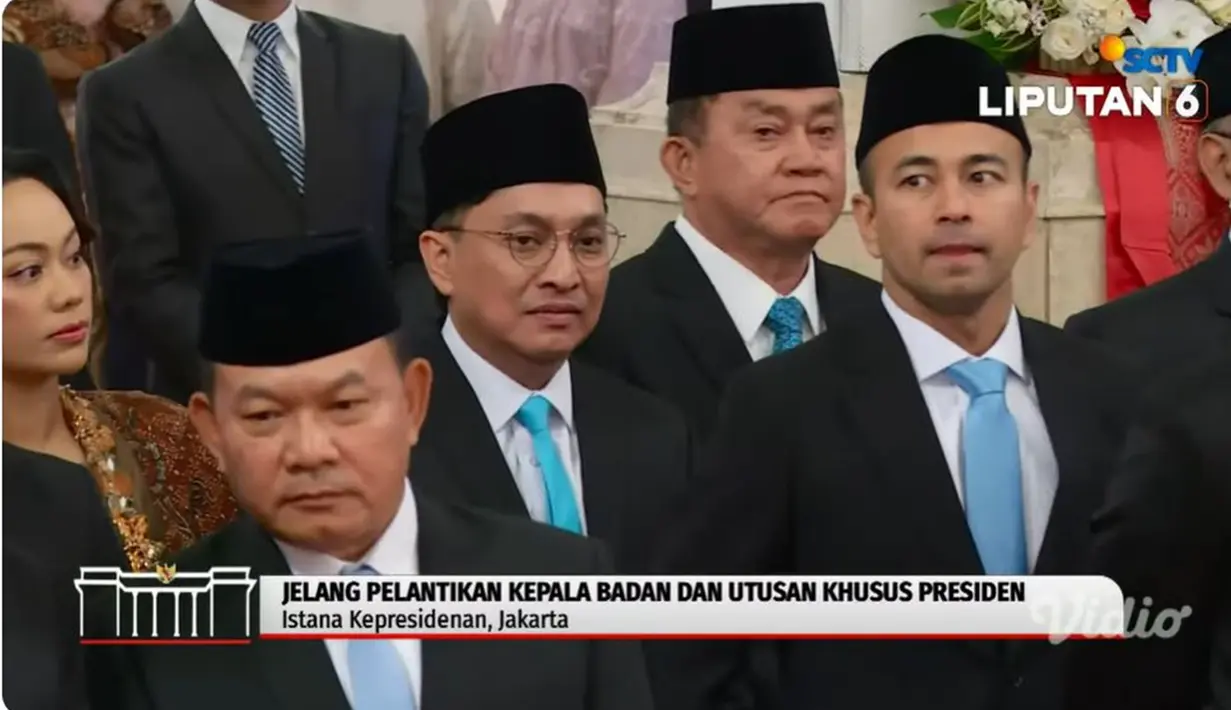Raffi Ahmad beserta para figur yang dilantik tampil kompak mengenakan setelah jas hitam dengan inner kemeja putih. Dasi biru dan peci pun turut melengkapi penampilan formal mereka. Selain Raffi, tampak Yovie Widianto yang juga hadir. Musisi kondang itu dilantik sebagai Staf Khusus Presiden Bidang Ekonomi Kreatif. (Liputan6.com/YouTube/Liputan6)
