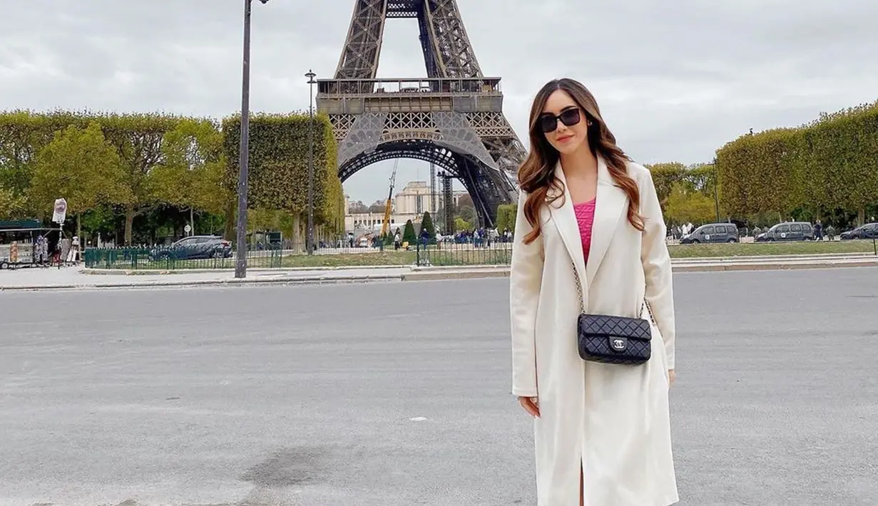 Belum lama ini, Syahra Larez diketahui tengah menikmati liburan di luar negeri. Paris merupakan salah satu kota yang dikunjungi Syahra Larez selama masa liburannya di Eropa. OOTD modis dan stylish ala Syahra Larez saat liburan curi perhatian, apalagi ketika kacamata hitam yang membuat penampilannya jadi makin kece. (Liputan6.com/IG/syahralarez_new)