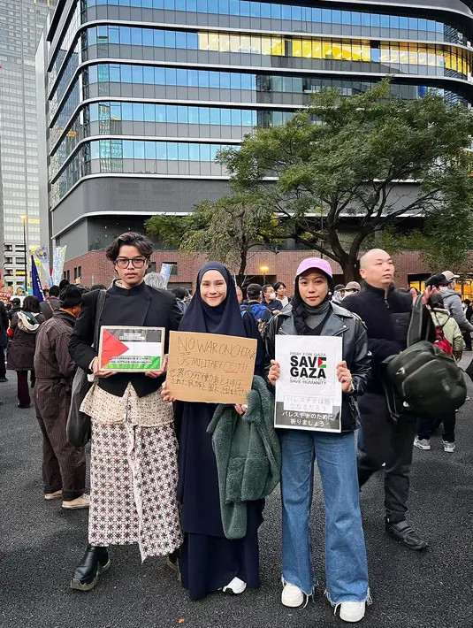 "Taunya ada suara keras “FREE FREE PALESTIN! Talk about Gaza!” Rombongan belum terlihat, suara sudah jelas terdengar.. Badan ku lgsg gemeter, nangis terharu ga bisa berenti, hatipun hangat," tulis Zaskia membagikan beberapa foto dan video ikut aksi yang diunggah 20 November. [Instagram/zaskiadyamecca]
