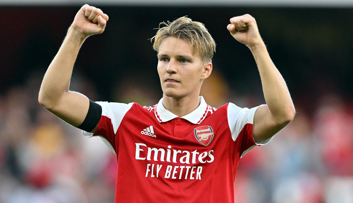 Martin Odegaard. Gelandang serang berusia 23 tahun ini kini tengah menjalani musim keduanya bersama Arsenal di Liga Inggris. Ia didatangkan pada awal musim 2021/2022 dari Real Madrid dengan nilai transfer 35 juta euro dan masih terikat kontrak hingga Juni 2025. Musim ini ia telah tampil dalam 7 laga di semua ajang dengan torehan 3 gol. Bersama Timnas Norwegia ia telah mengoleksi 43 caps dengan raihan 2 gol dan 8 assist sejak melakukan debut pada 27 Agustus 2014. (AFP/Glyn Kirk)