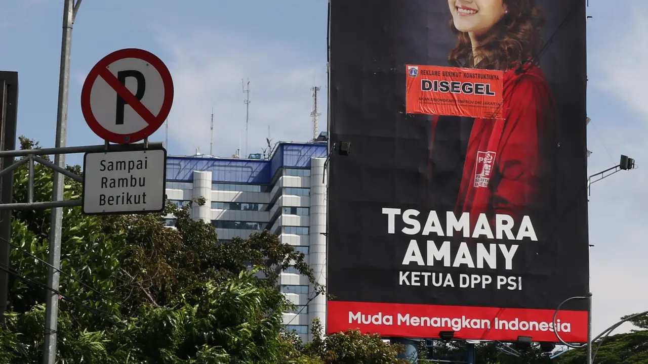 Langgar Aturan, Sejumlah Baliho Berikut Konstruksinya Disegel