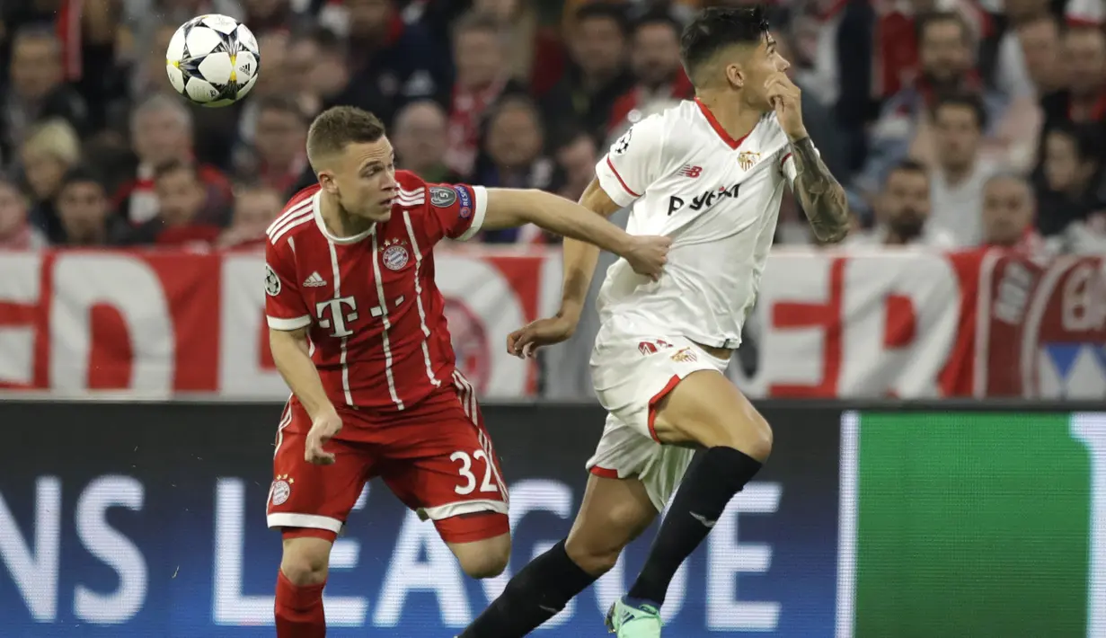 Pemain Bayern, Joshua Kimmich (kiri) berebut bola dengan pemain Sevilla, Joaquin Correa pada leg kedua perempat final Liga Champions di Allianz Arena stadium, Munich, (11/4/2018). Bayern lolos ke semifinal dengan agregat 2-1. (AP/Matthias Schrader)