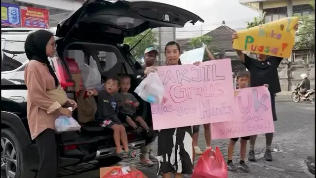 Potret Jennifer Bachdim dan Keluarga Bagi-Bagi Takjil Gratis. (instagram/jenniferbachdim/ibachdim)