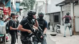 Sayap-sayap Patah disebut kuda hitam di tangga box office. Tayang Kamis (18/8/2022), jumlah penonton pada hari pertama penayangan tidak bombastis. Seminggu tayang, ia mengeruk 500 ribuan penonton. Pihak bioskop lantas menambah jumlah layar dan jam pertunjukan buat Sayap-sayap Patah. Pada 28 Agustus 2022, film yang didukung Nugie dan Iwa K, akhirnya tembus sejuta penonton. (Foto: Dok. YouTube Denny Siregar Production)
