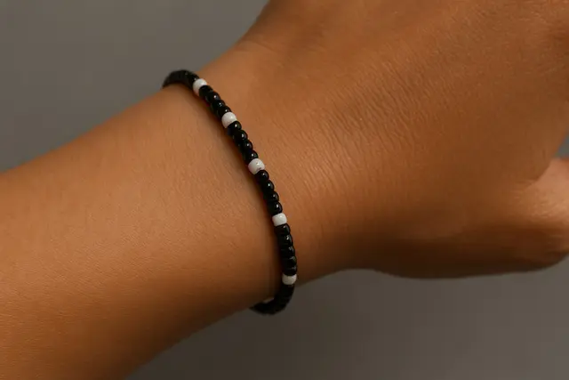 6. Gelang Manik-Manik Minimalis Monokrom