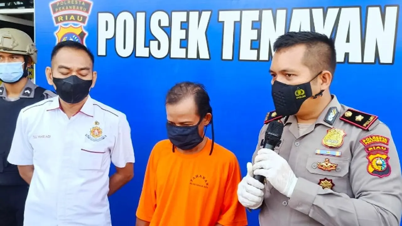 Ayah bakar dua anak kandung (baju tahanan) saat dihadirkan di Polsek Tenayan Raya, Kota Pekanbaru.