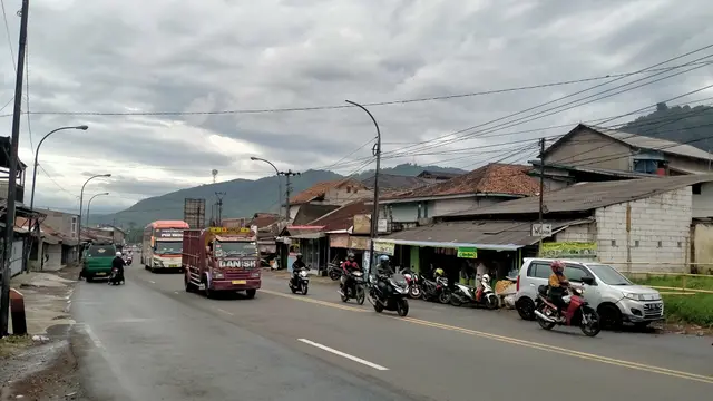 Pemudik via jalur selatan di kawasan Nagreg, Kabupaten Bandung, mulai ramai Kamis (28/4/2022).