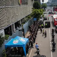 Personil kepolisian bersiaga di depan kantor Badan Pengawas Pemilu (Bawaslu) RI, Jakarta, Selasa (21/5/2019). Pengamanan tersebut dilakukan untuk aksi 22 Mei atau setelah penetapan hasil rekapitulasi suara Pemilu 2019 oleh KPU. (Liputan6.com/Faizal Fanani)