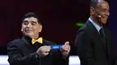 Legenda sepak bola dunia, Diego Maradona dan Cafu (kanan) saat undian Piala Dunia 2018 di State Kremlin Palace, Moscow, (1/12/2017). Piala Dunia 2018 dimulai sejak 14 Juni-15 Juli 2018 di Rusia. (AFP/Yuri Kadobnov)