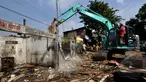 Sebanyak 157 bangunan liar di bantaran rel kereta api Jalan Raya Lenteng Agung, Jakarta Selatan, dibongkar paksa petugas PT KAI, Jakarta, Rabu (28/1/2015). (Liputan6.com/Miftahul Hayat)