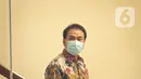 Wakil Ketua DPR RI Azis Syamsuddin menaiki tangga Gedung KPK, Jakarta, Jumat (24/9/2021). Kehadiran Azis untuk menjalani pemeriksaan pertama terkait kasus dugaan suap penanganan perkara di Kabupaten Lampung Tengah. (Liputan6.com/Faizal Fanani)