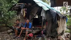 Ketika malam tiba, mereka harus tidur berdesakan di lantai kayu tua beralas tikar lusuh.