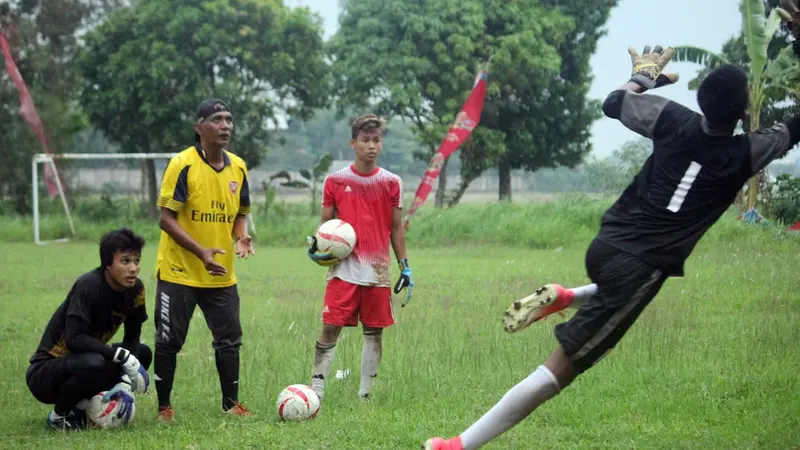 Kiper Borneo FC Ridho Djazuli  bagi ilmu di kampung halaman (Fajar Eko Nugroho)