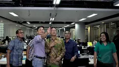 Menteri Agama Lukman Hakim Saifuddin selfie bareng tim redaksi Liputan6.com, Jakarta, Senin (8/9/14). (Liputan6.com/Miftahul Hayat)