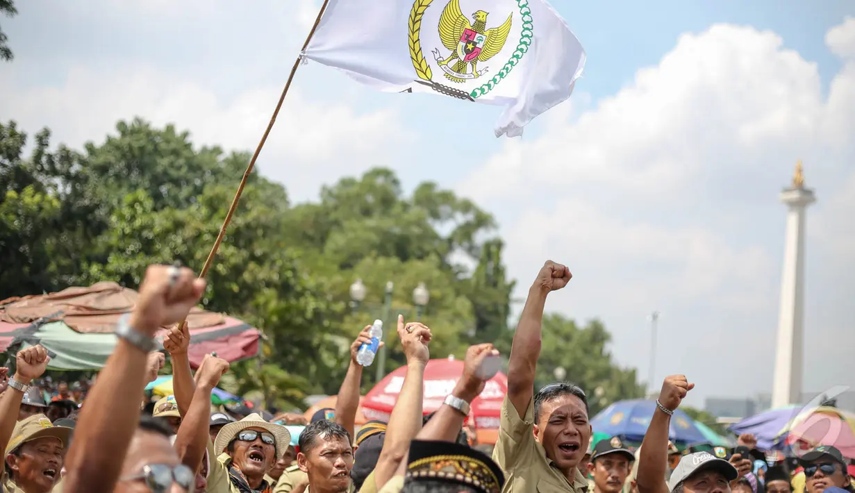 Sejumlah perangkat desa melakukan aksi unjuk rasa di depan Istana Negara, Jakarta, Rabu (27/5/2015). Aksi unjuk rasa ini menuntut segera disahkannya revisi PP 43/2014 yang di antaranya tentang penghapusan sistem tanah bengkok. (Liputan6.com/Faizal Fanani)