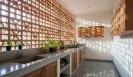 8 Inspirasi Dapur Belakang dengan Ventilasi Roster Sepanjang Dinding, Solusi Tanpa Bau dan Lembap