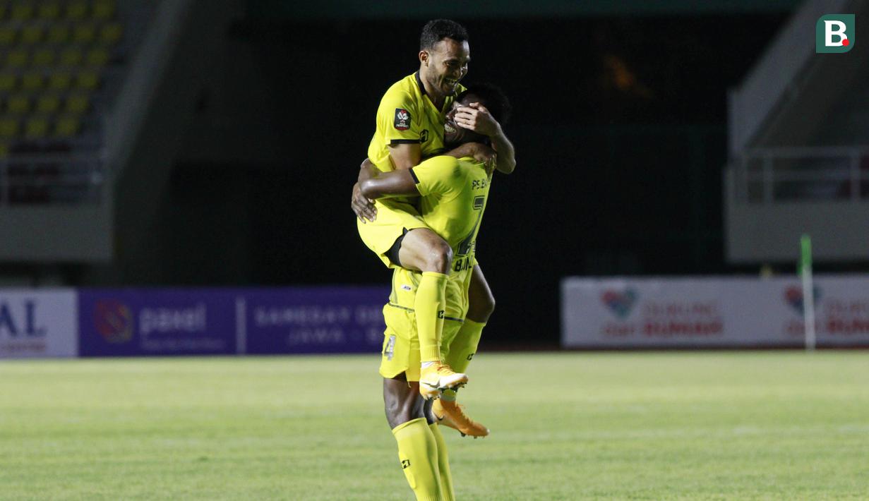 Bola ditembakkan langsung dengan kaki kirinya ke arah tiang jauh dan meluncur deras tanpa mampu dijangkau oleh kiper PSIS. Skor berubah 3-3 yang menghindarkan Barito Putera dari kekalahan. (Bola.com/M Iqbal Ichsan)