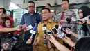 Wakil Ketua DPD Farouk Muhammad menjawab pertanyaan awak media usai menjenguk Irman Gusman, di Gedung KPK, Jakarta, Kamis (6/10). Pimpinan DPD datang untuk menyampaikan perihal pemberhentian Irman dari jabatan Ketua DPD. (Liputan6.com/Helmi Afandi)