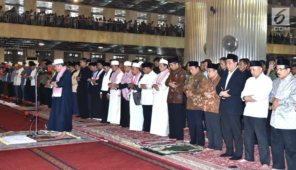Presiden Joko Widodo bersama jemaah lainnya menunaikan ibadah Salat Jumat di Masjid Istiqlal, Jakarta, Jumat (2/3). Dalam Salat Jumat tersebut Dr. Bambang Irawan, M.A bertindak selaku khatib. (Liputan6.com/Pool/Biro Pers Setpres)