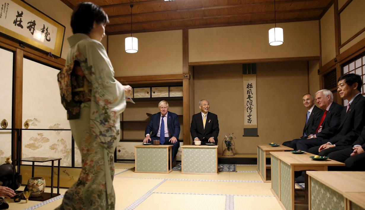  Walikota London Boris Johnson (kedua kiri) dan rekan - rekan delegasi  selama perjamuan teh di pondok teh, Kuil Meiji, Tokyo, Rabu (14/10/2015). Johnson berada di jepang untuk menjalin kerja sama di bidang perdagangan dan budaya. (REUTERS/Issei Kato)