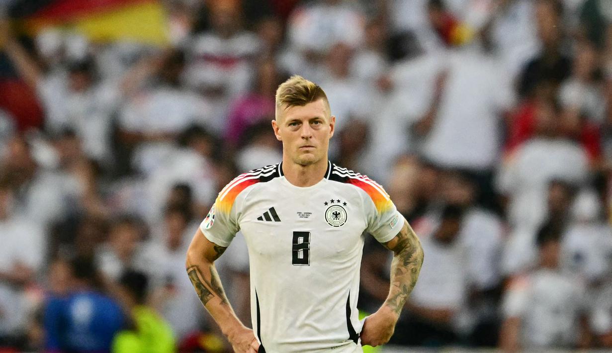 Pemain Jerman, Toni Kroos, tampak termenung setelah ditaklukkan Spanyol pada laga perempat final Euro 2024 di Stuttgart Arena, Stuttgart, Jumat (5/7/2024). (AFP/Tobias Schwarz)