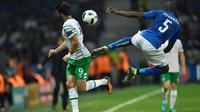 Striker Republik Irlandia, Shane Long (kiri), berebut bola dengan bek Italia, Angelo Ogbonna (kanan), pada laga Grup E Piala Eropa 2016 di Stade Pierre-Mauroy, Lille, Rabu (22/6/2016) atau Kamis dini hari WIB. (AFP/Philippe Lopez)