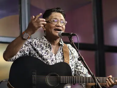 Penyanyi legendaris Andre Hehanusa saat tampil dalam #KLYLounge di Kantor KLY, Jakarta, Jumat (14/9). Andre membawakan lagu hitsnya seperti Bidadari dan Kuta Bali. (Liputan6.com/Herman Zakharia)