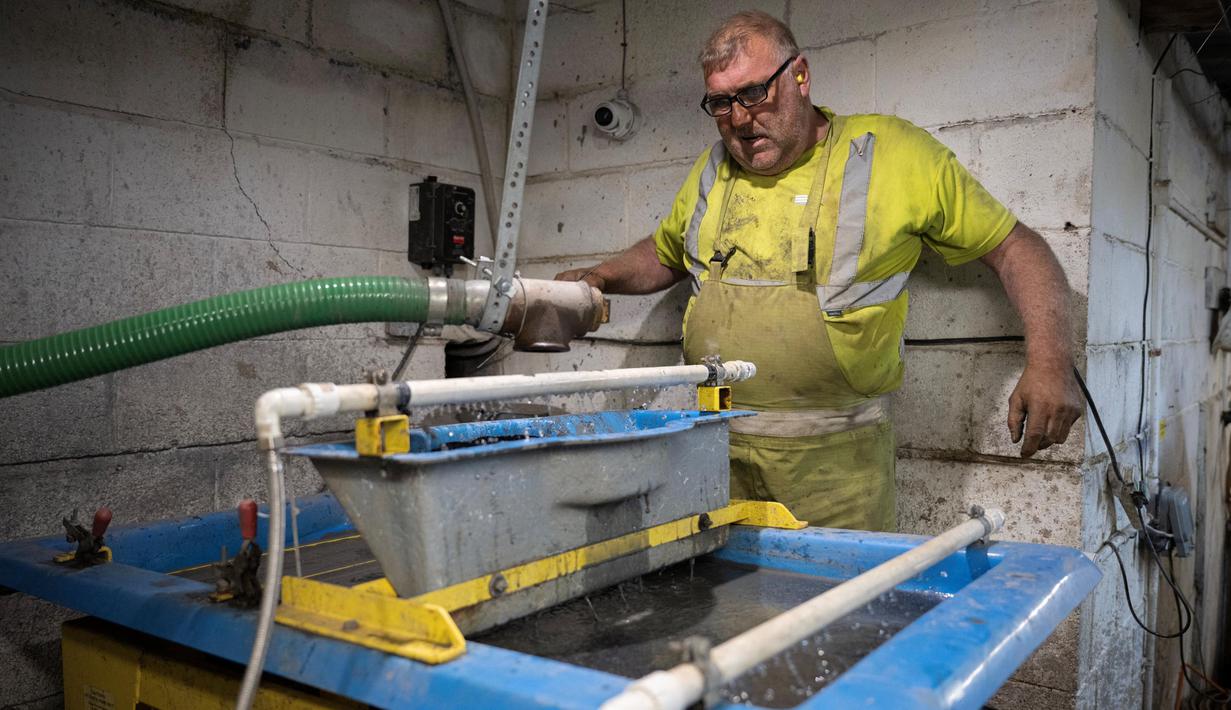 Alba Mineral Resources menghabiskan waktu berbulan-bulan untuk memompa air di dalam tambang tersebut agar dapat mulai beroperasi. (Oli SCARFF/AFP)