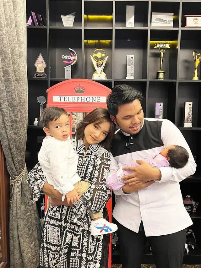 6 Momen Fuji dan Thariq Halilintar Gendong Gala dan Baby Ameena, Curi Perhatian