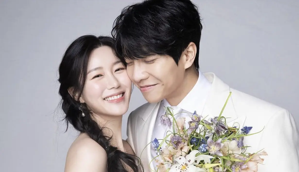 Dalam foto prewedding kedua selebrtis Korea ini tampil memukau. Lee Da In tampil dengan makeup no makeup dengan gaya rambut ikat sampingnya. Sedangkan Lee Seung Gi begitu tampan dengan taxedo putih. [Foto: IG/byhumanmade]