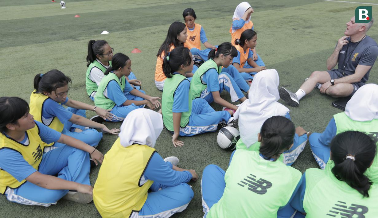 Anak-anak mendengarkan arahan mendapatkan pelatihan sepak bola dari Liverpool di Lapangan Sepak Bola Pertamina, Jakarta, Jumat (9/3/2018). Kegiatan ini dalam rangka LFC World Jakarta. (Bola.com/Vitalis Yogi Trisna)