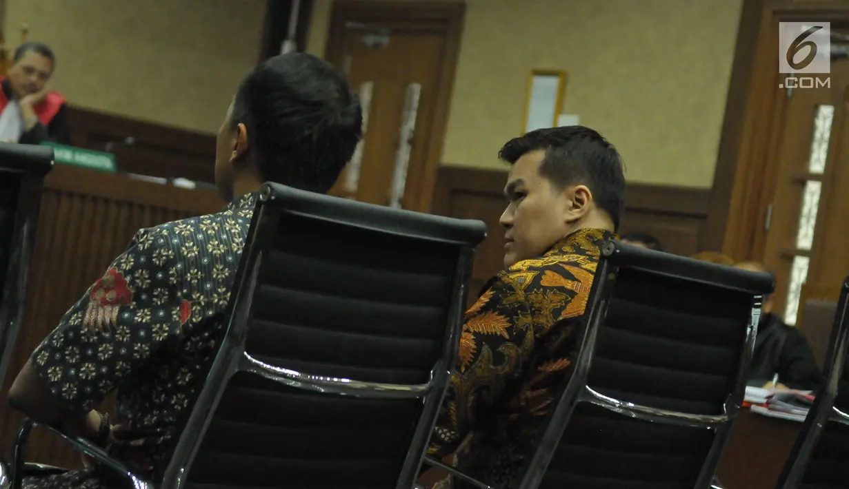 Pengusaha Andi Agustinus atau Andi Narogong (kanan) saat menjadi saksi dalam sidang kasus korupsi KTP Elektronik dengan terdakwa Irman dan Sugiharto di Pengadilan Tipikor, Jakarta Pusat, Senin (29/5). (Liputan6.com/Helmi Afandi)
