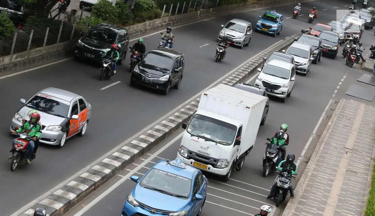 Kendaraan melintasi Jalan Margonda Raya, Depok, Jawa Barat, Kamis (21/3). BPJT dan Dishub Kota Depok akan memberlakukan sistem ganjil genap setelah 17 April 2019 atau usai pemilu dan diberlakukan pada akhir pekan. (Liputan6.com/Immanuel Antonius)