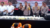 Polrestabes Surabaya menangkap dua orang laki-laki kurir sabu 24 kilogram. (Dian Kurniawan/Liputan6.com)