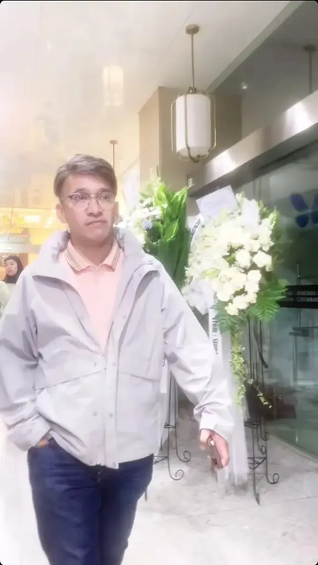 5 Potret mengharukan Ruben Onsu melayat ayah Sarwendah, tanda hormat dan empati meski sudah pisah