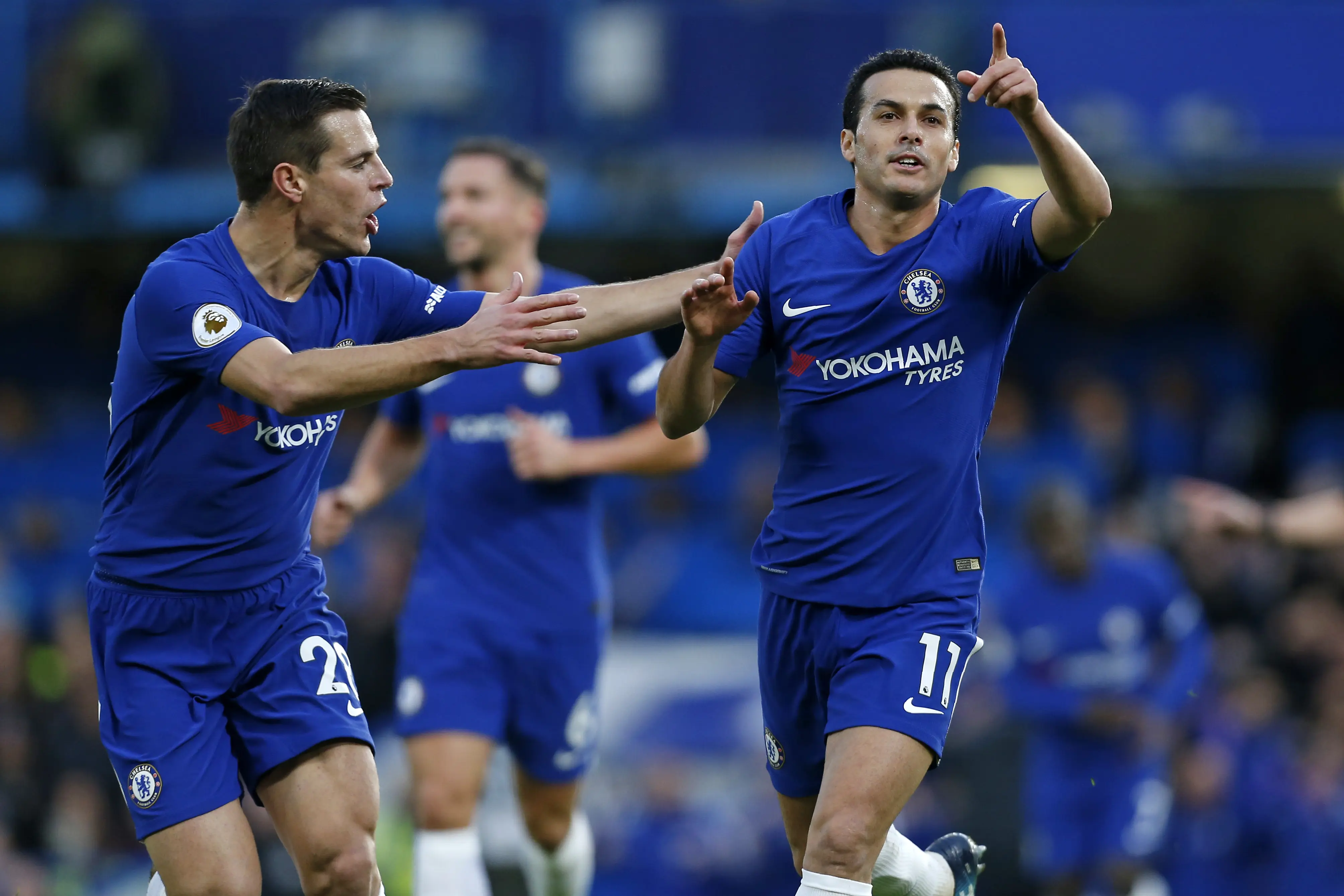 Winger Chelsea, Pedro Rodriguez, rayakan gol ke gawang Stoke City bersama Cesar Azpilicueta, pada laga di Stamford Bridge, Sabtu (30/12/2017). (AFP/Ian Kington)