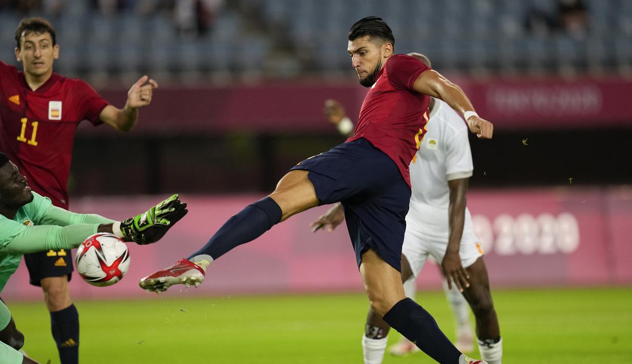 Kemenangan Pantai Gading pupus setelah Spanyol menyamakan kedudukan 2-2 pada menit ke-93 melalui Rafa Mir, striker yang baru dimasukkan tiga menit sebelumnya saat terjadi kemelut di muka gawang Pantai Gading. (Foto: AP/Andre Penner)