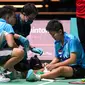 Siti Fadia Silva Ramadhanti (kanan) menerima perawatan medis disaksikan Apriyani Rahayu saat memutuskan mundur melawan China Chen Qing Chen dan Jia Yi Fan pada pertandingan semifinal ganda putri turnamen bulu tangkis Malaysia Open 2023 di Bukit Jalil Axiata Arena, Kuala Lumpur, Malaysia, Sabtu (14/1/2023). Apriyani Rahayu/Siti Fadia Silva Ramadhanti gagal mengamankan tiket final Malaysia Open 2023 setelah sepakat untuk mengakhiri laga lebih dulu karena Fadia mengalami cedera. (AP Photo/Kien Huo)