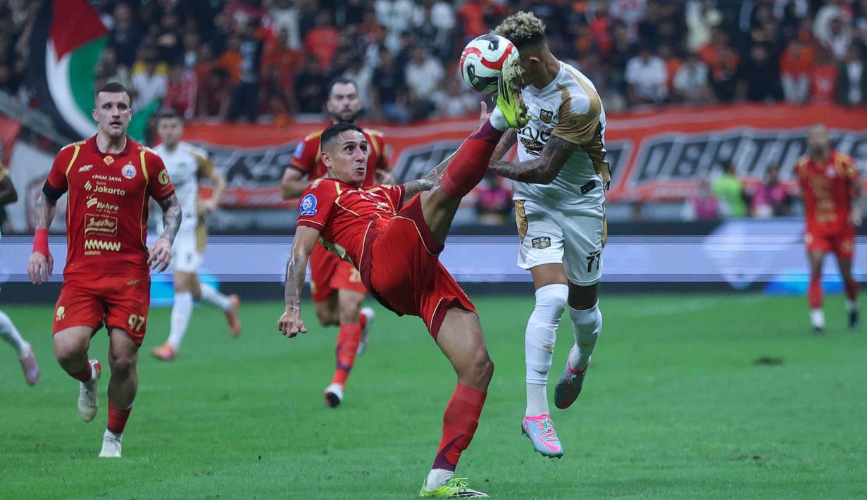 Bertanding pada laga tunda pekan ke-21 BRI Super League 2025/2026 di Jakarta International Stadium (JIS), Minggu (15/3/2026) malam WIB, Persija harus puas berbagai angka dengan Dewa United Banten FC setelah bermain imbang 1-1. Tampak dalam foto, pemain Persija berebut bola dengan penyerang kiri Dewa United Banten FC, Noah Wail Sadaoui saat pertandingan lanjutan BRI Super League 2025/2026 di Jakarta International Stadium (JIS), Minggu (15/3/2026) malam WIB. (Bola.com/M Iqbal Ichsan)