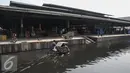 Sebuah becak berpenumpang melintas di genangan banjir rob di kawasan pasar ikan Pelabuhan Muara Baru, Penjaringan, Jakarta, Selasa (7/6). (Liputan6.com/Faizal Fanani)