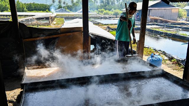 Melihat Proses Pengolahan Garam Tradisional Sistem Rebus di Aceh