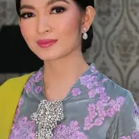 Selvi Ananda Mengaplikasikan Riasan Fresh saat Pelantikan Kepala Daerah. [@rama_jee]
