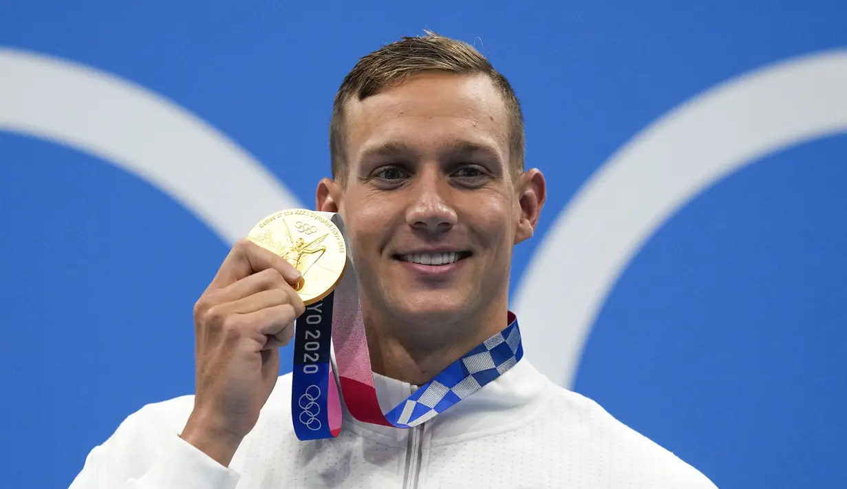 Perenang Amerika Serikat Caeleb Dressel berpose usai memenangkan medali emas dalam final gaya bebas 50 meter putra Olimpiade Tokyo 2020 di Tokyo, Jepang, 1 Agustus 2021. Dressel digadang-gadang sebagai penerus perenang legendaris Michael Phelps. (AP Photo/Gregory Bull)