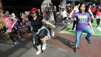 Sejumlah warga mengikuti senam Zumba di Kawasan Semanggi, Jakarta, Minggu (6/10/2019). Selain bisa membakar kalori dan bermanfaat untuk kesehatan jantung, olahraga ini juga bisa mencegah stress dan memperbaiki mood. (Bola.com/M Iqbal Ichsan)