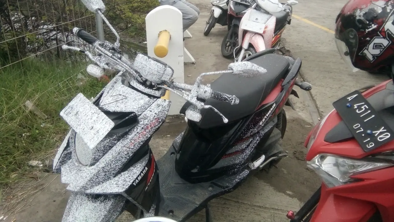 Ledakan di pabrik kimia, material putih bertebaran